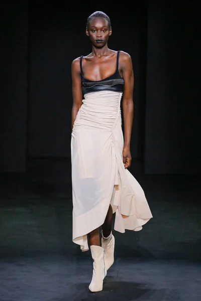 Look 16
